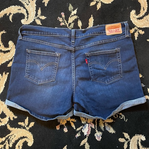 Levi Dark Wash shorts - Picture 2 of 3
